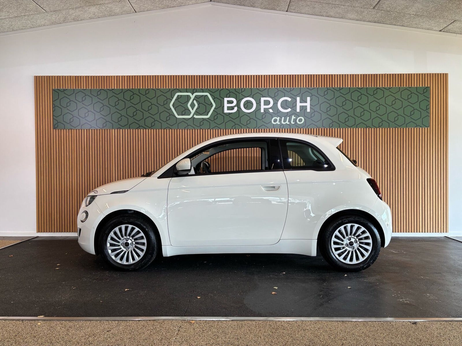 Hvid Fiat 500e fra 2023