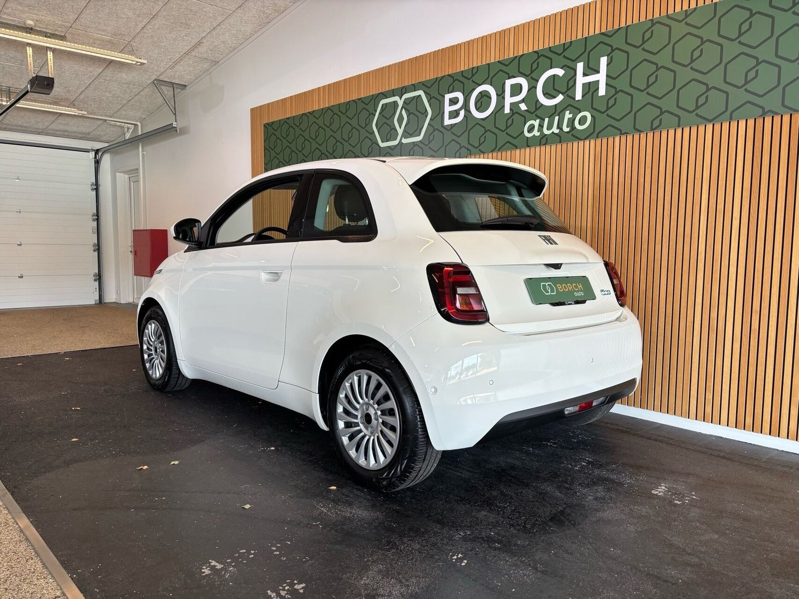Hvid Fiat 500e fra 2023