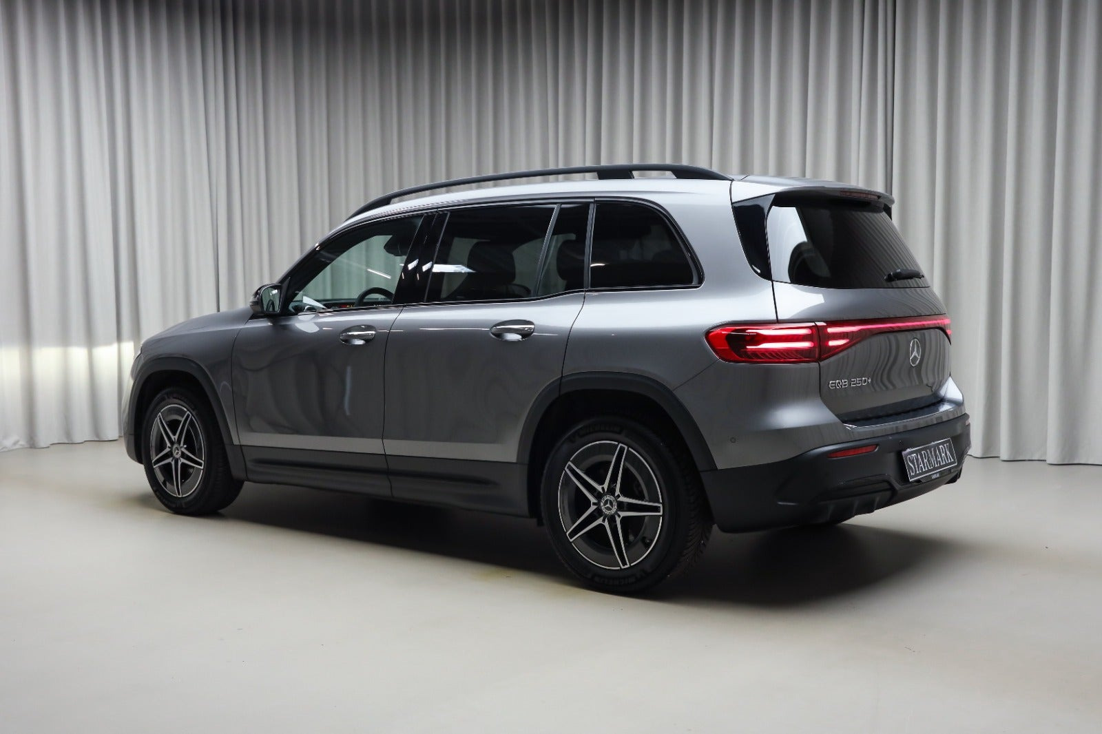 Grå Mercedes EQB250+ fra 2026