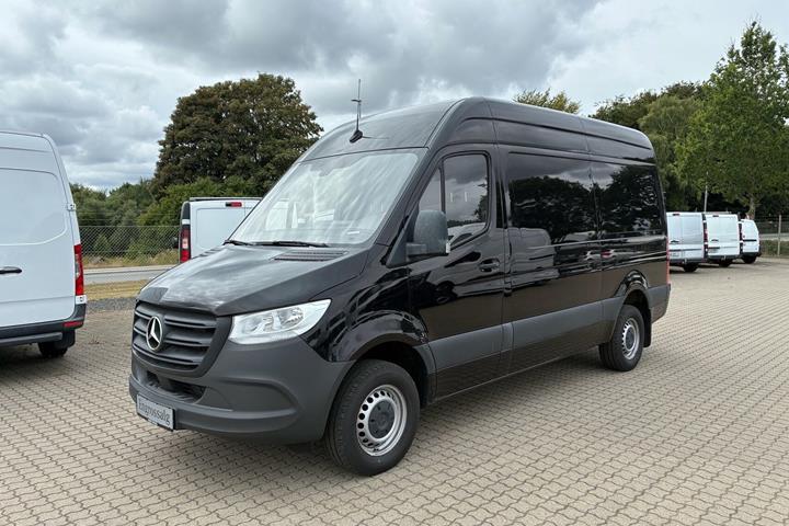 Sort Mercedes Sprinter 317 fra 2023