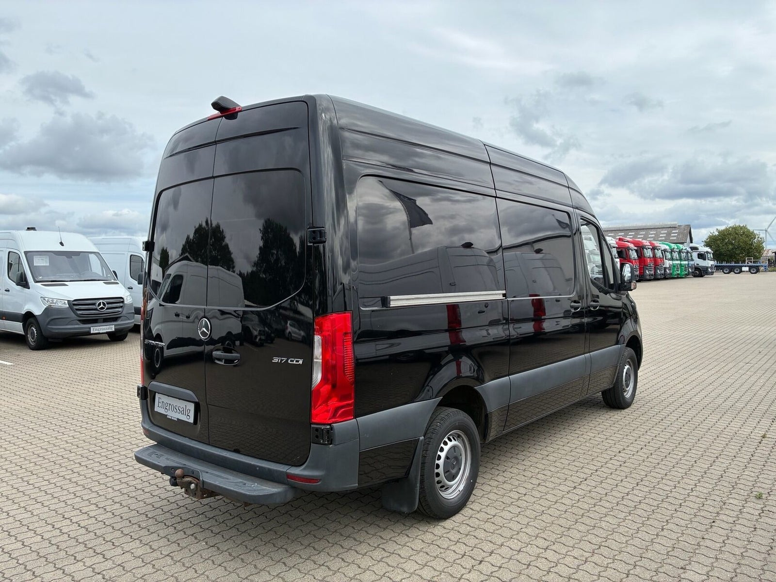 Sort Mercedes Sprinter 317 fra 2023