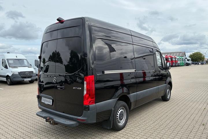 Sort Mercedes Sprinter 317 fra 2023