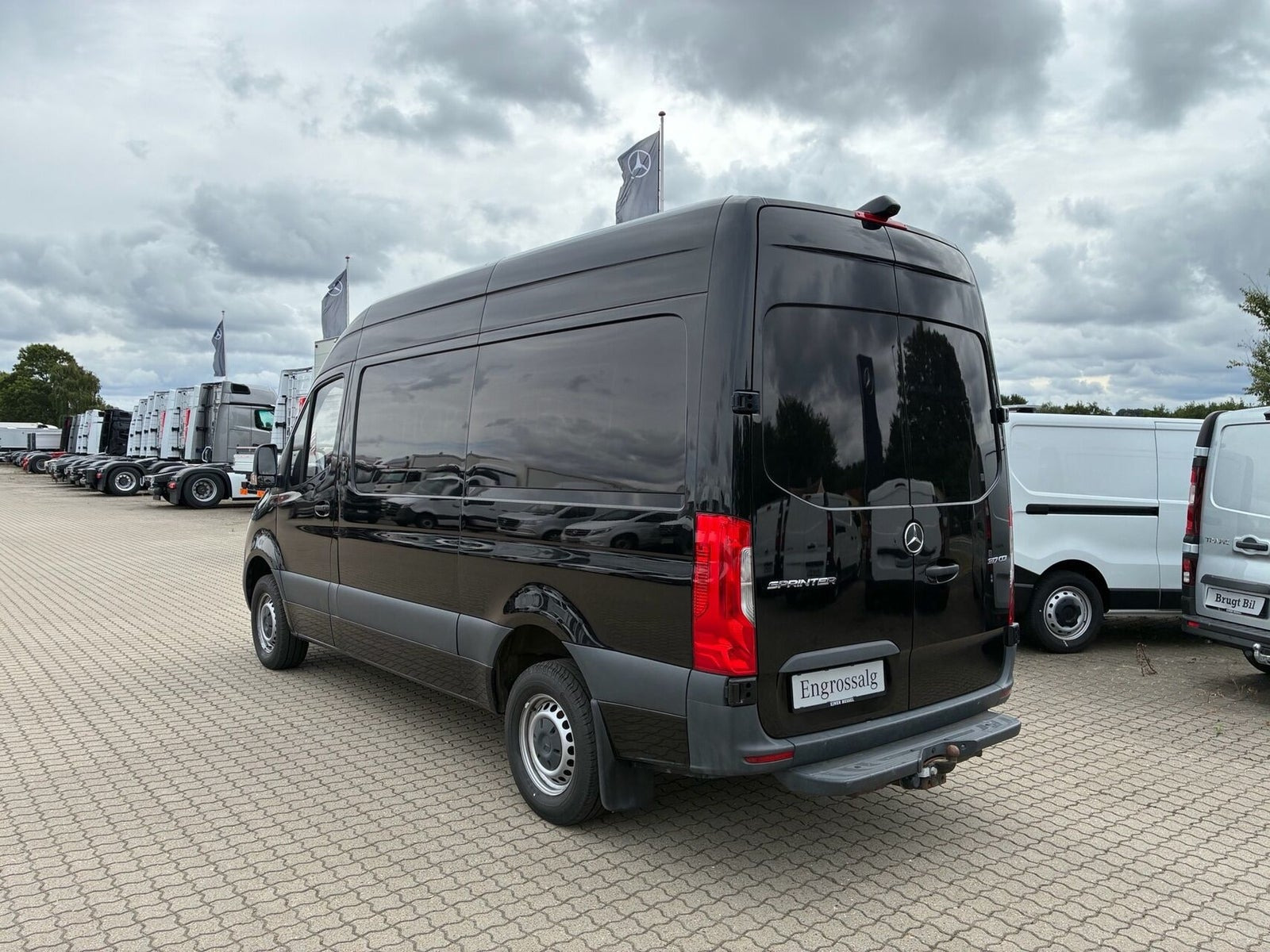Sort Mercedes Sprinter 317 fra 2023