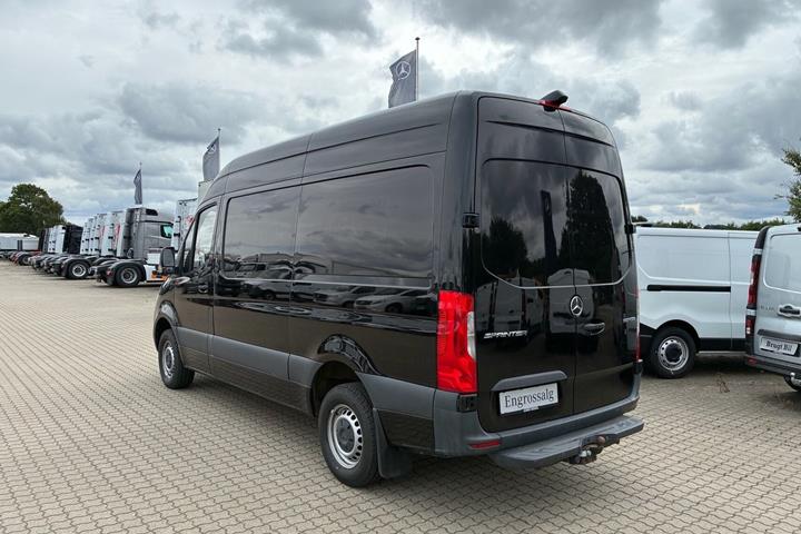 Sort Mercedes Sprinter 317 fra 2023