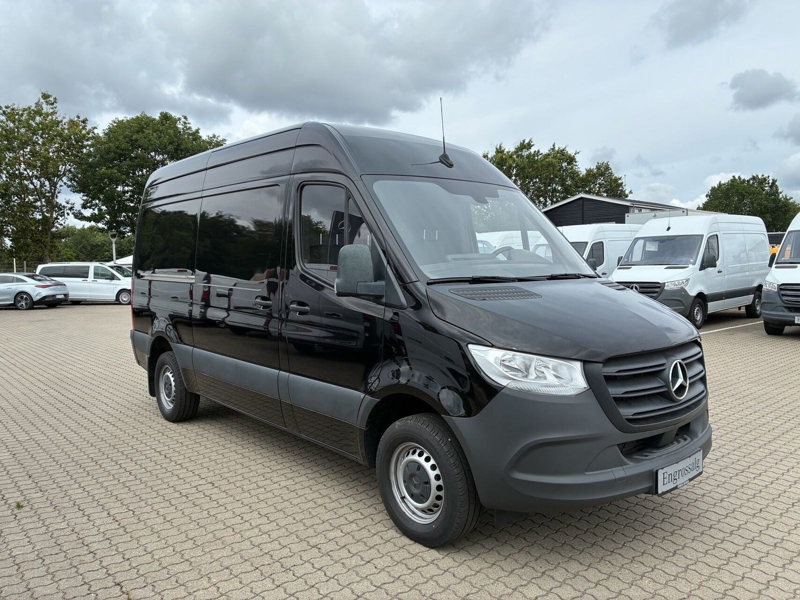 Sort Mercedes Sprinter 317 fra 2023