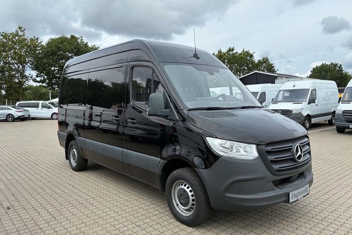 Sort Mercedes Sprinter 317 fra 2023