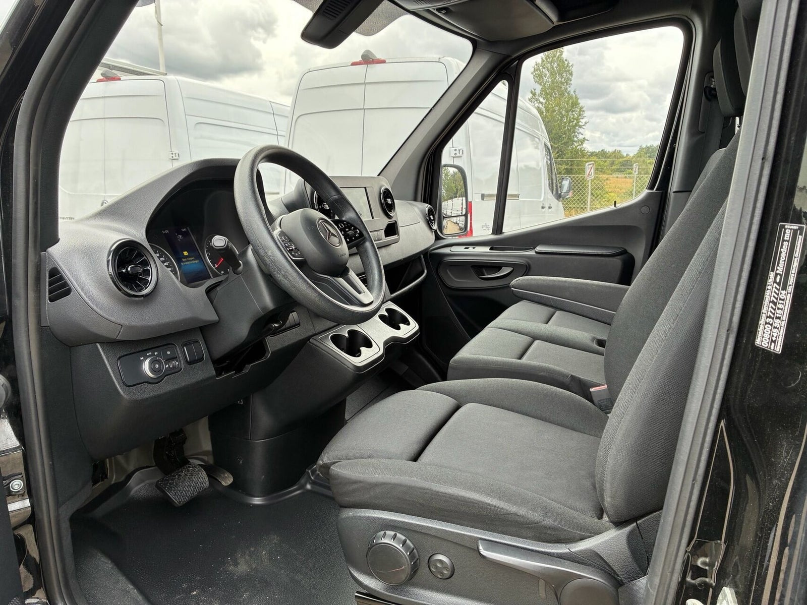 Sort Mercedes Sprinter 317 fra 2023