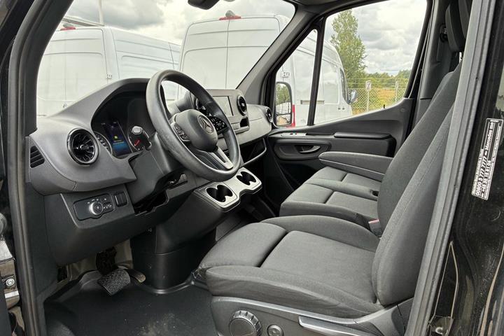 Sort Mercedes Sprinter 317 fra 2023