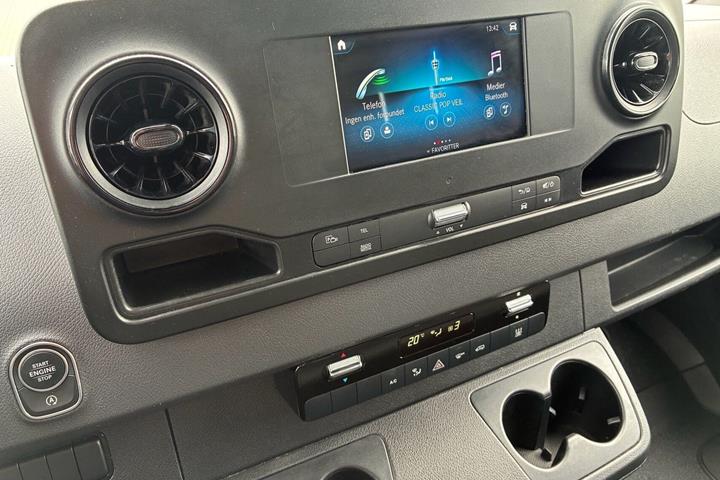 Sort Mercedes Sprinter 317 fra 2023