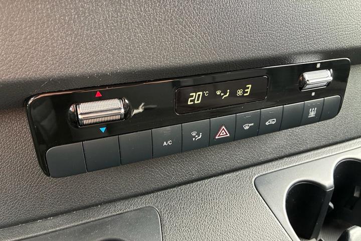 Sort Mercedes Sprinter 317 fra 2023
