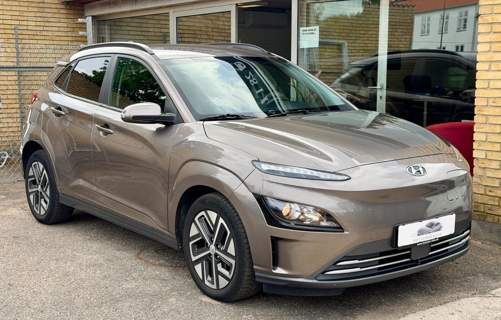 Grå Hyundai Kona fra 2022