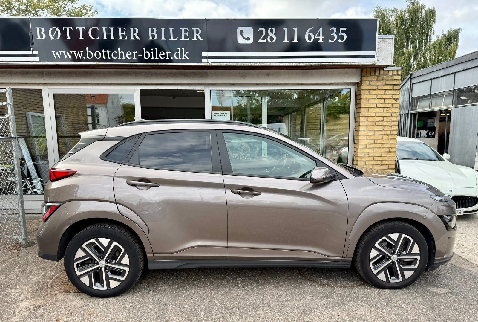 Grå Hyundai Kona fra 2022