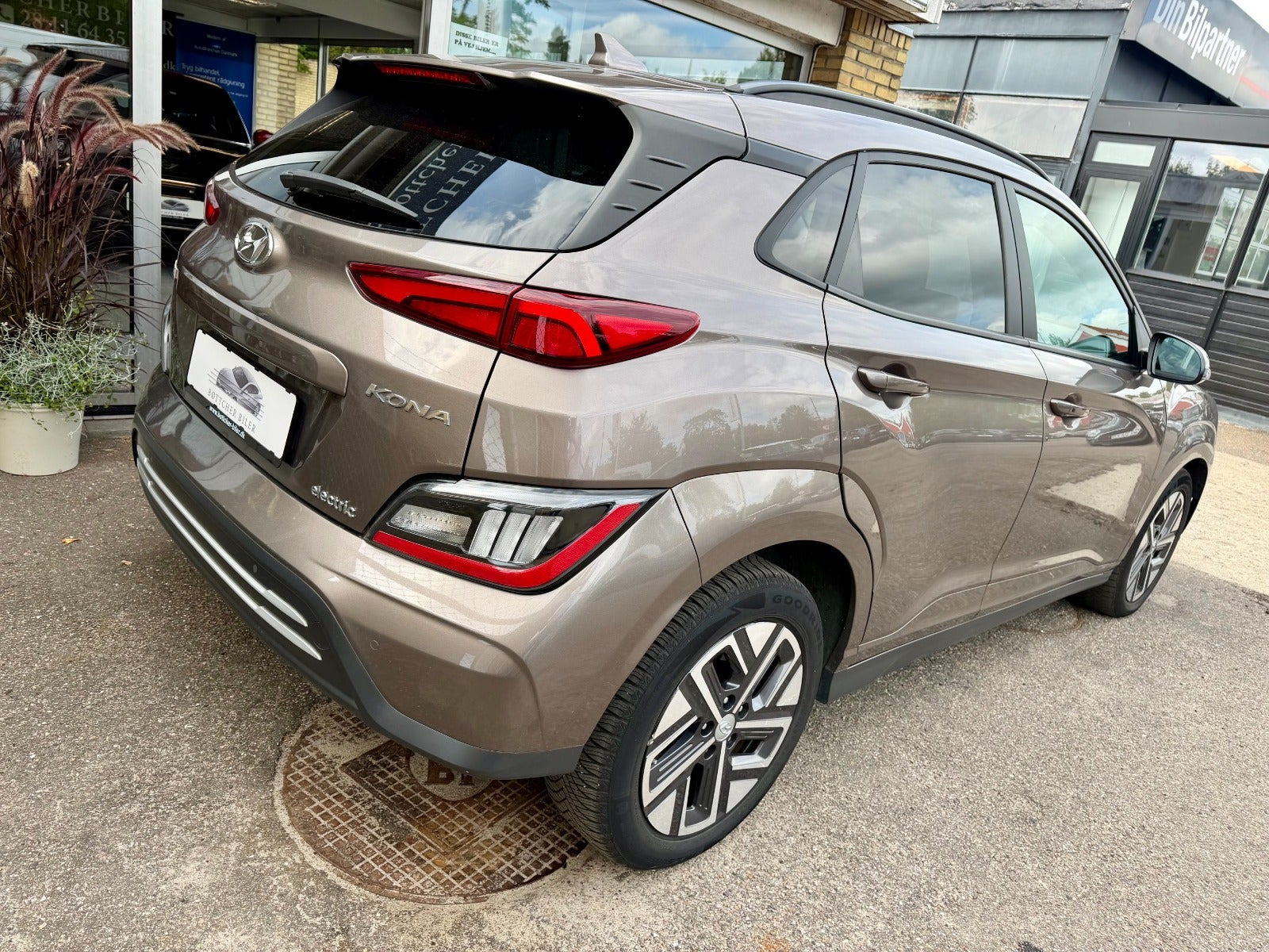 Grå Hyundai Kona fra 2022