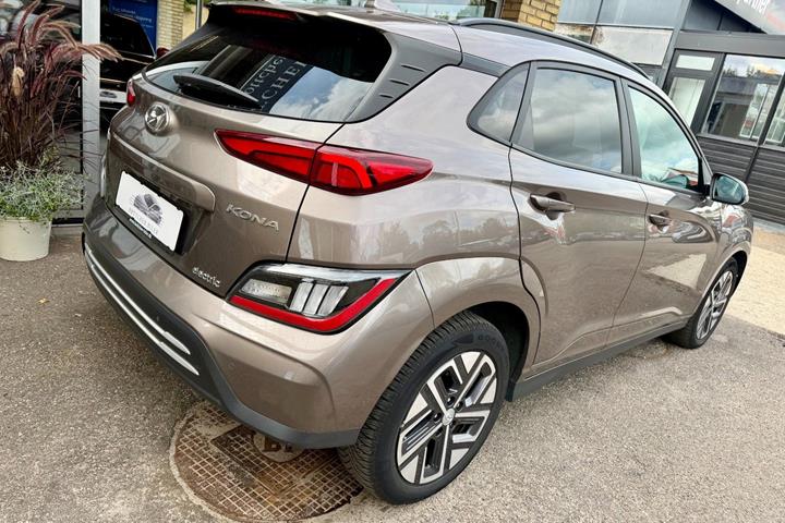 Grå Hyundai Kona fra 2022