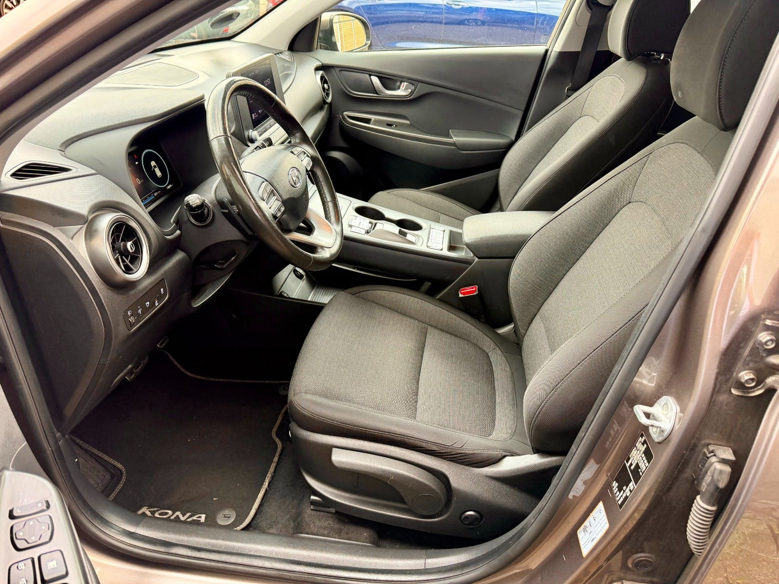 Grå Hyundai Kona fra 2022