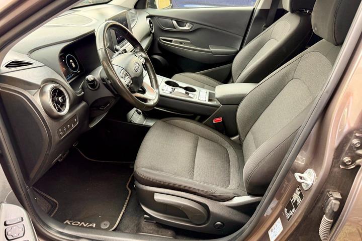 Grå Hyundai Kona fra 2022