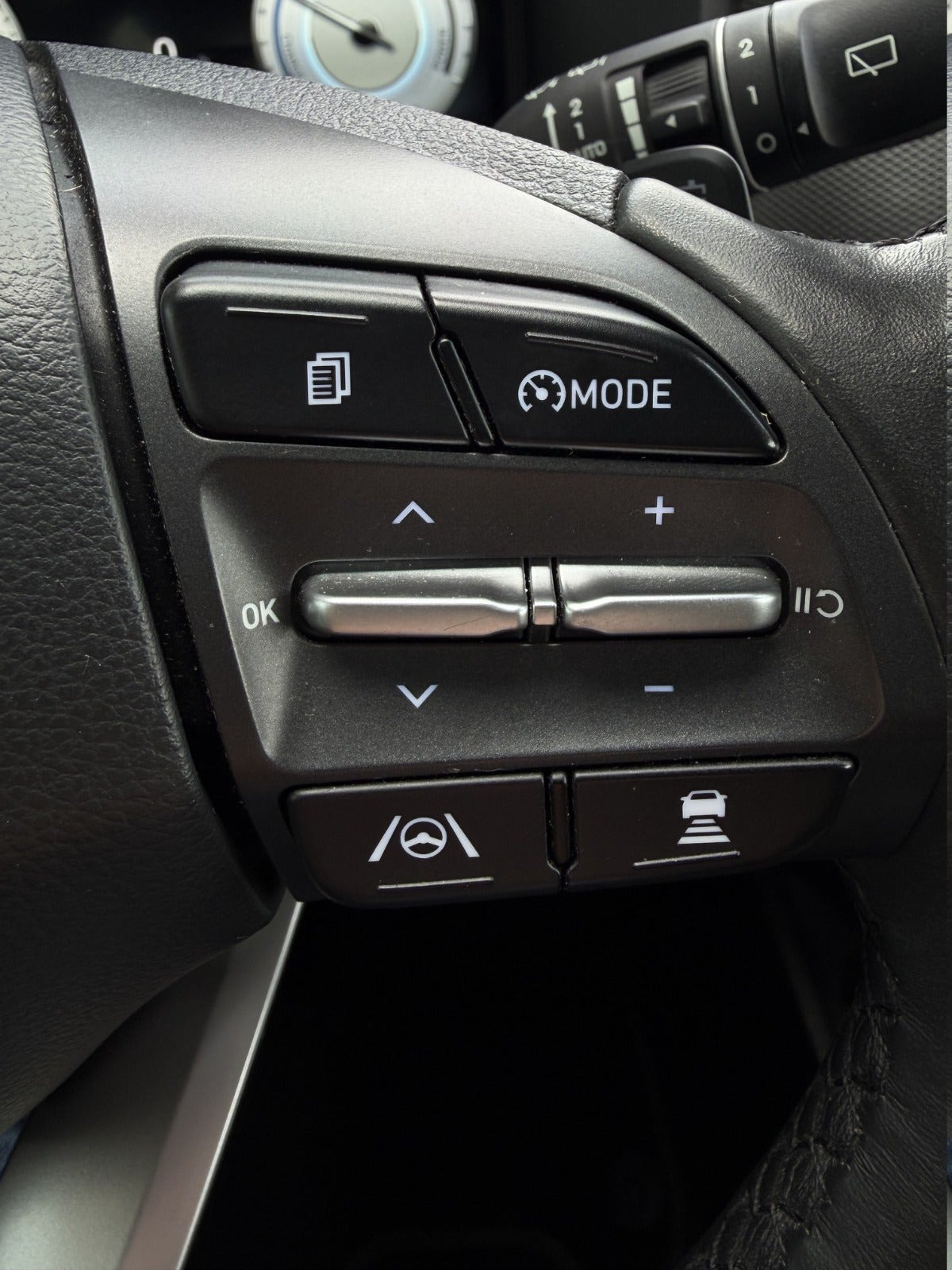 Grå Hyundai Kona fra 2022