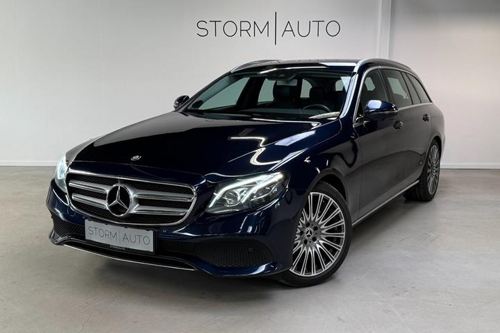 Blå Mercedes E220 d fra 2017
