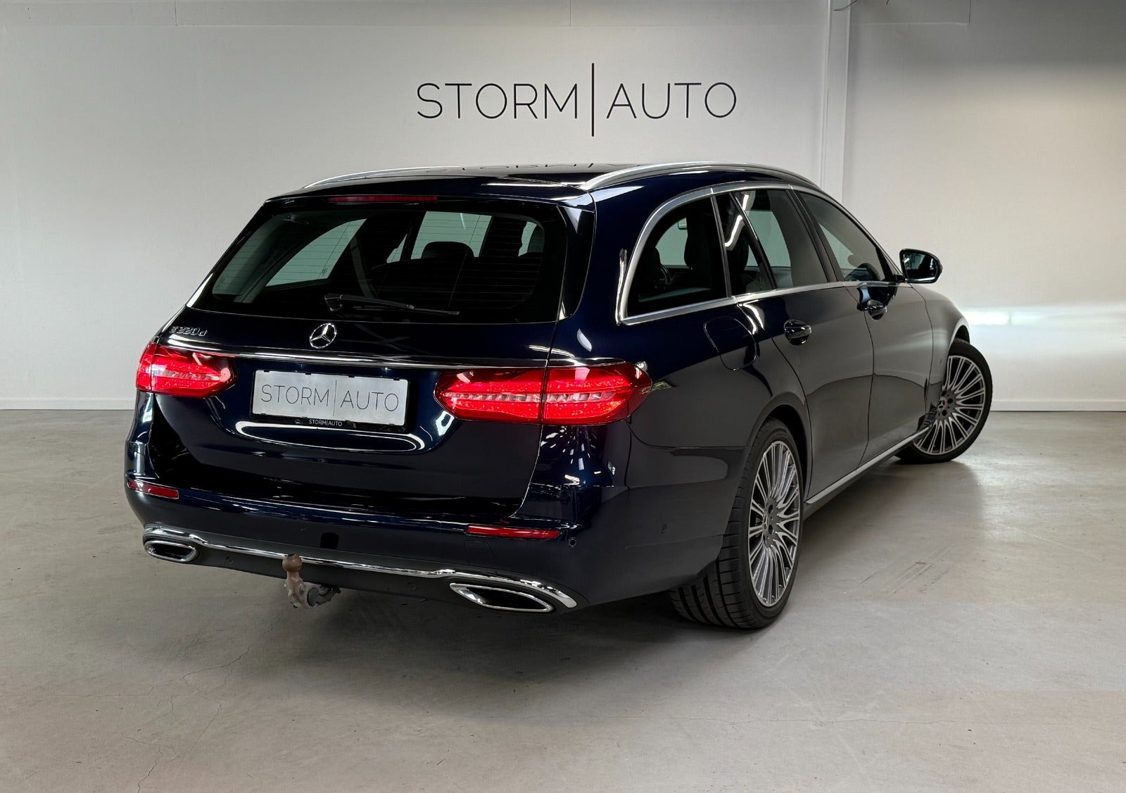 Blå Mercedes E220 d fra 2017