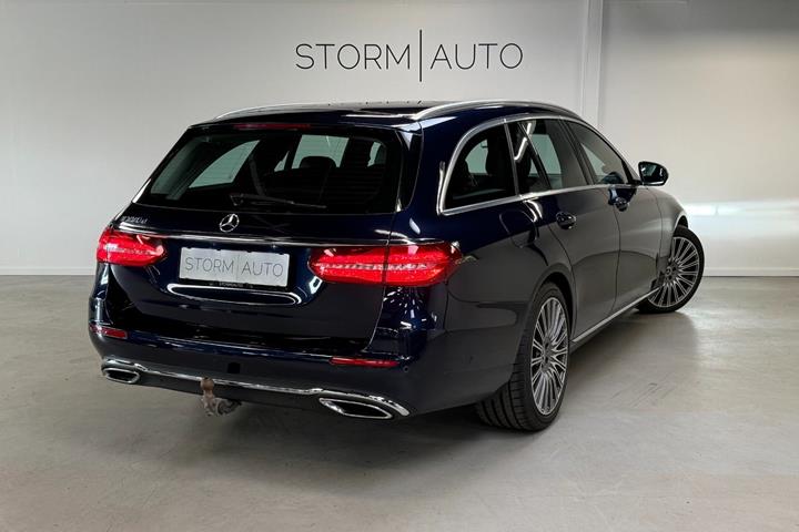 Blå Mercedes E220 d fra 2017