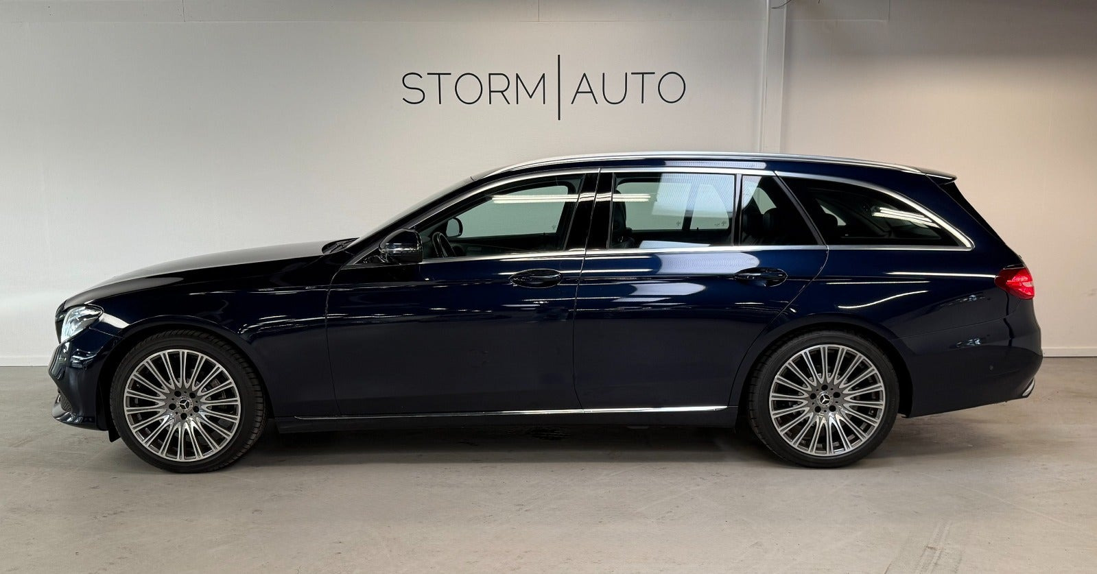 Blå Mercedes E220 d fra 2017