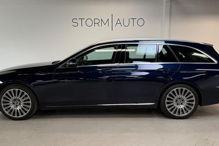 Blå Mercedes E220 d fra 2017