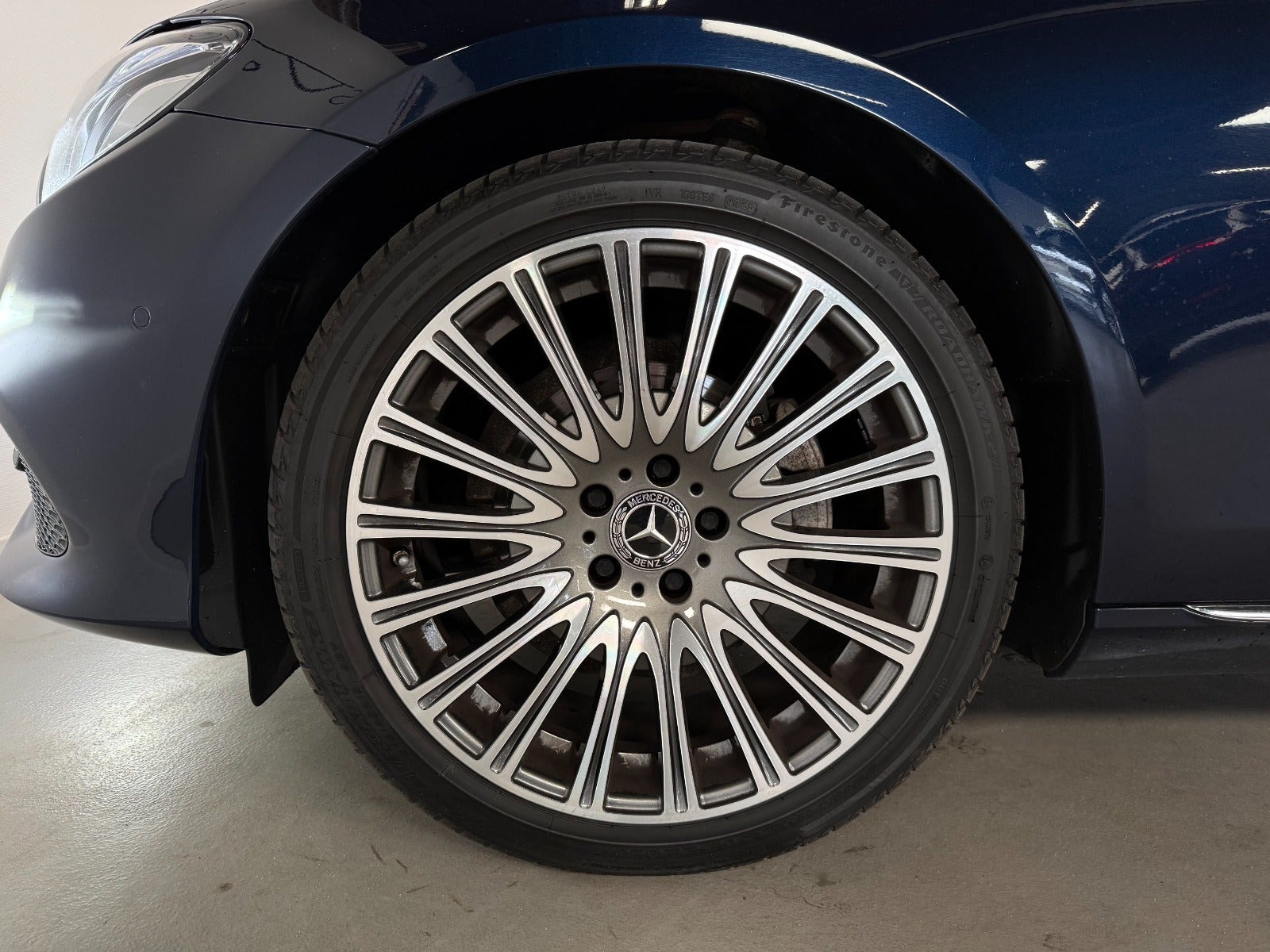 Blå Mercedes E220 d fra 2017