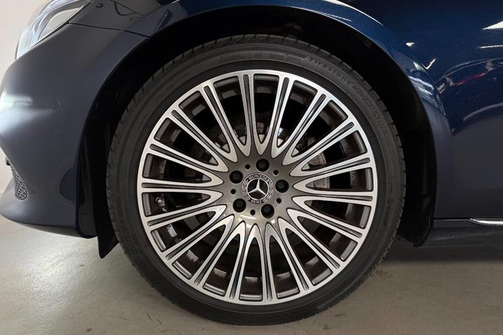 Blå Mercedes E220 d fra 2017