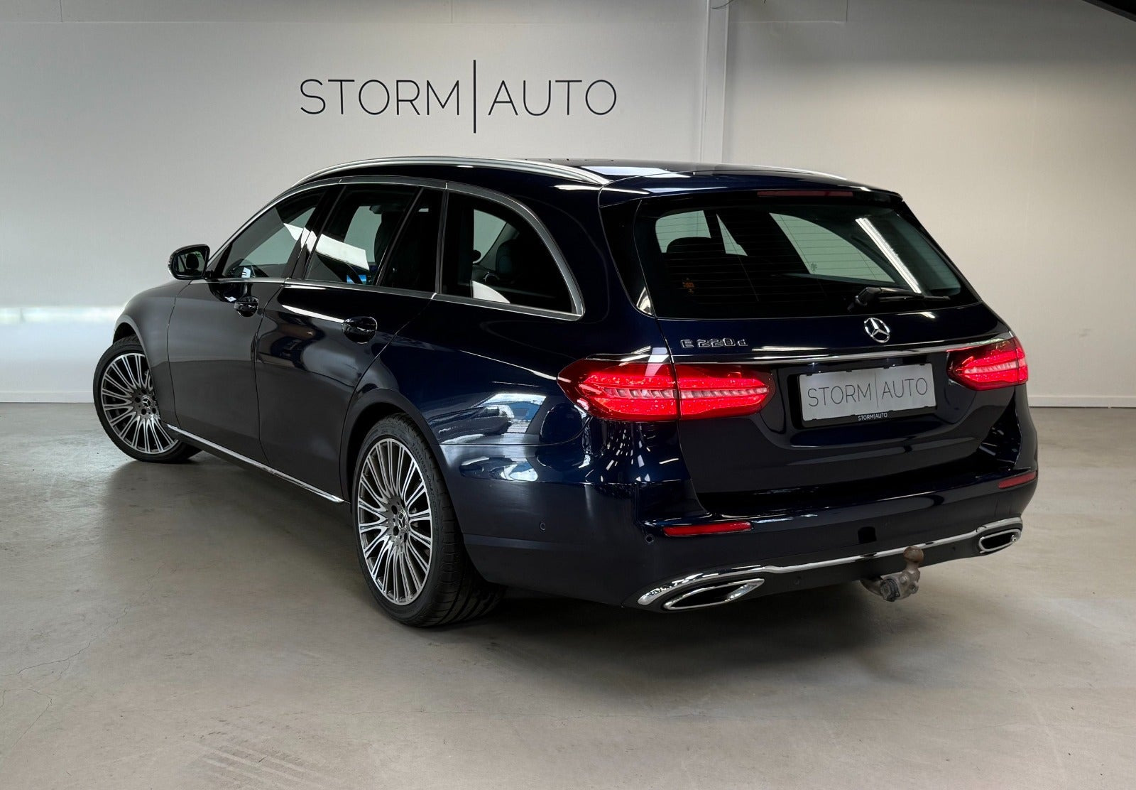 Blå Mercedes E220 d fra 2017
