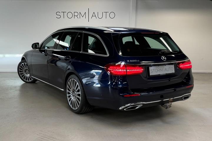 Blå Mercedes E220 d fra 2017