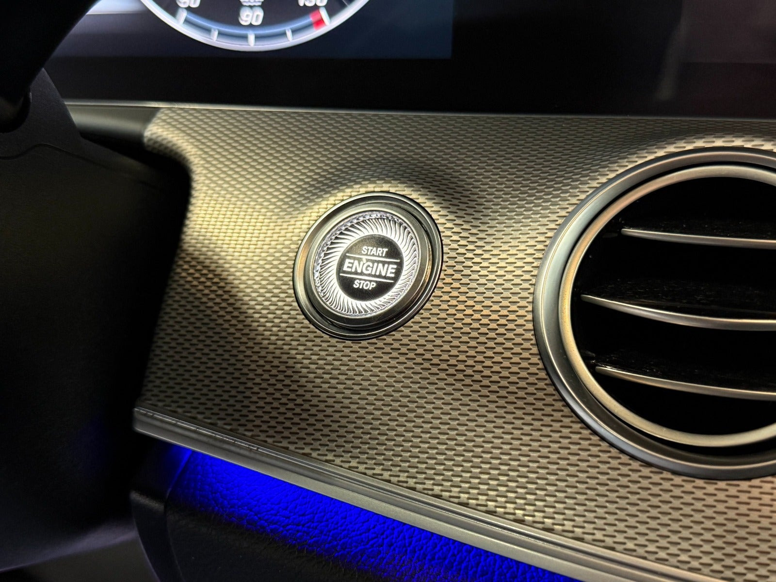Blå Mercedes E220 d fra 2017