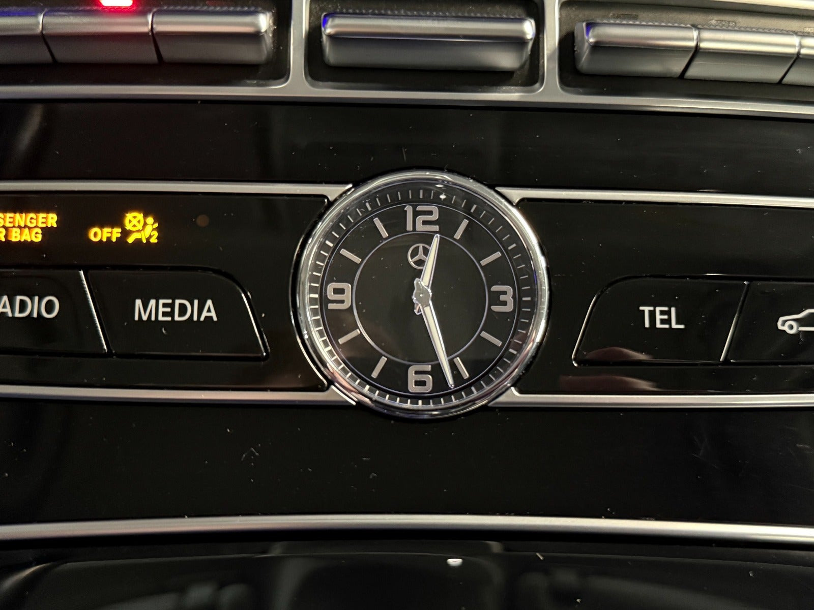 Blå Mercedes E220 d fra 2017