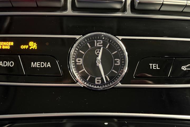 Blå Mercedes E220 d fra 2017