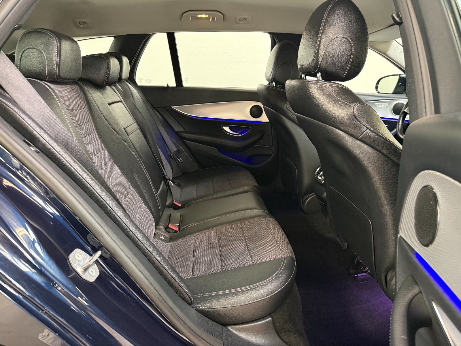 Blå Mercedes E220 d fra 2017