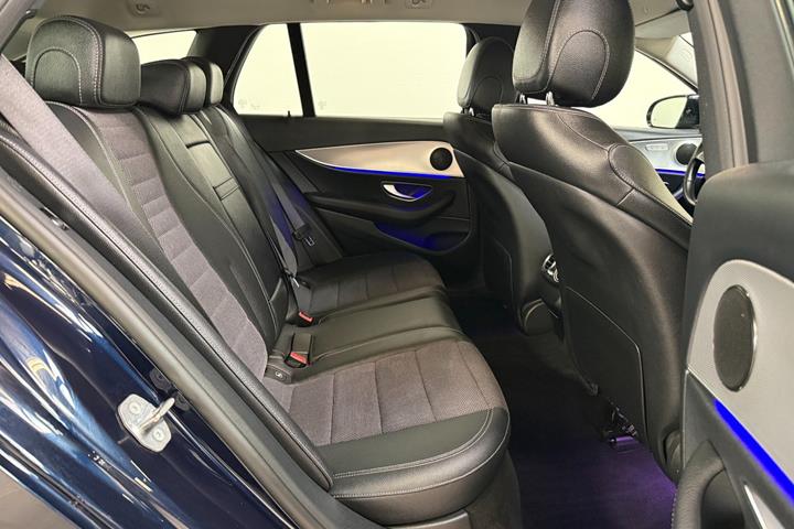 Blå Mercedes E220 d fra 2017