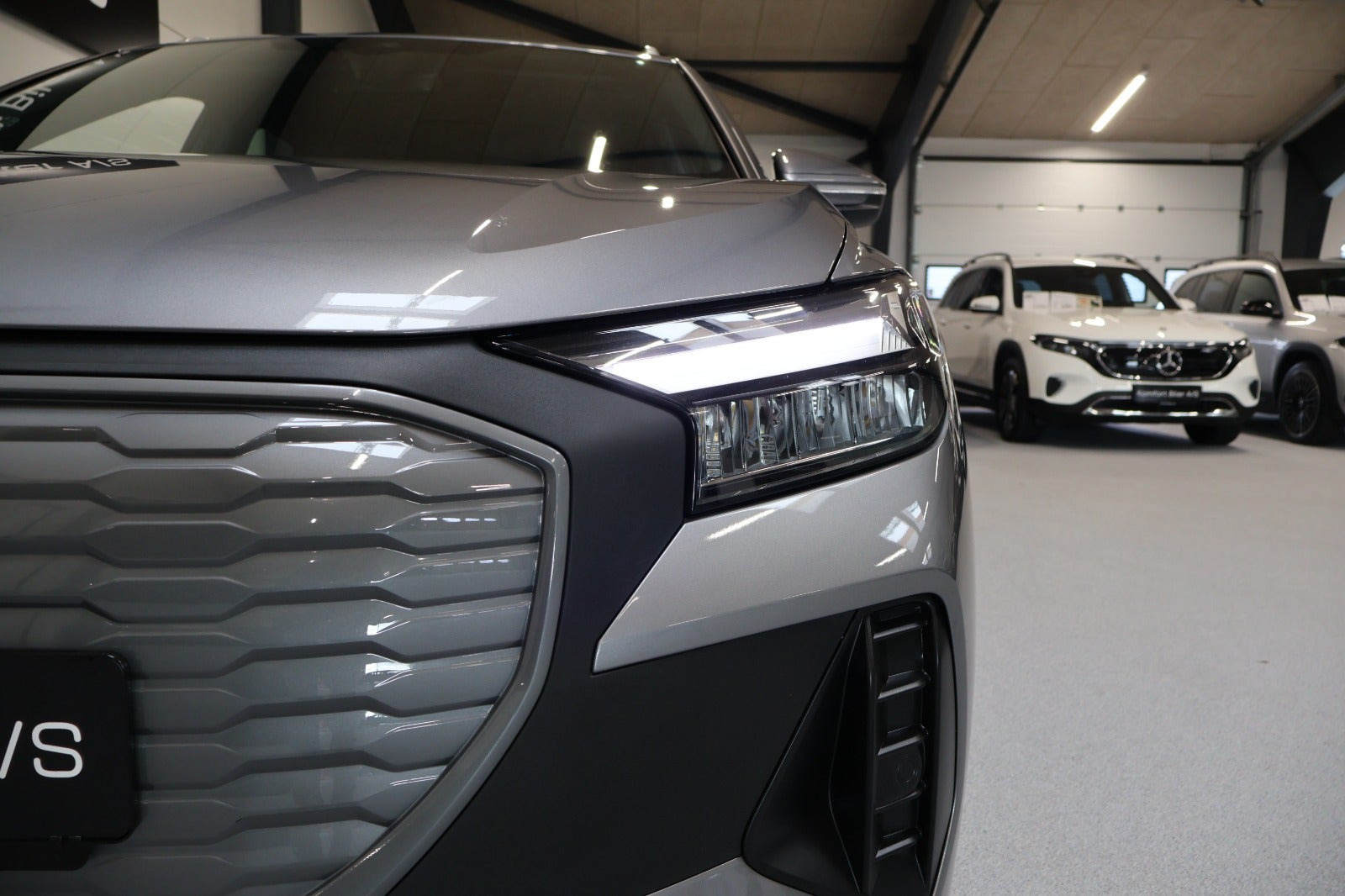 Grå Audi Q4 e-tron fra 2024