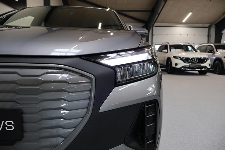 Grå Audi Q4 e-tron fra 2024