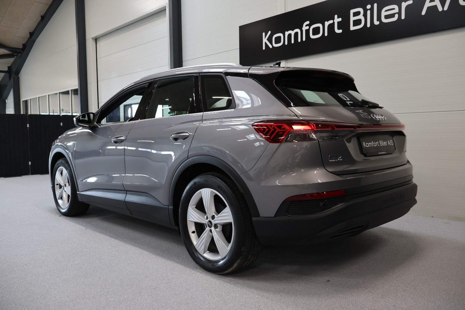 Grå Audi Q4 e-tron fra 2024