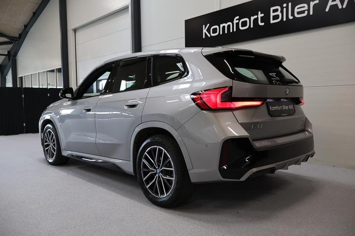 Sølv BMW iX1 fra 2024