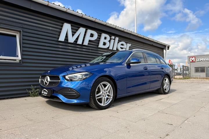 Blå Mercedes C220 d fra 2022