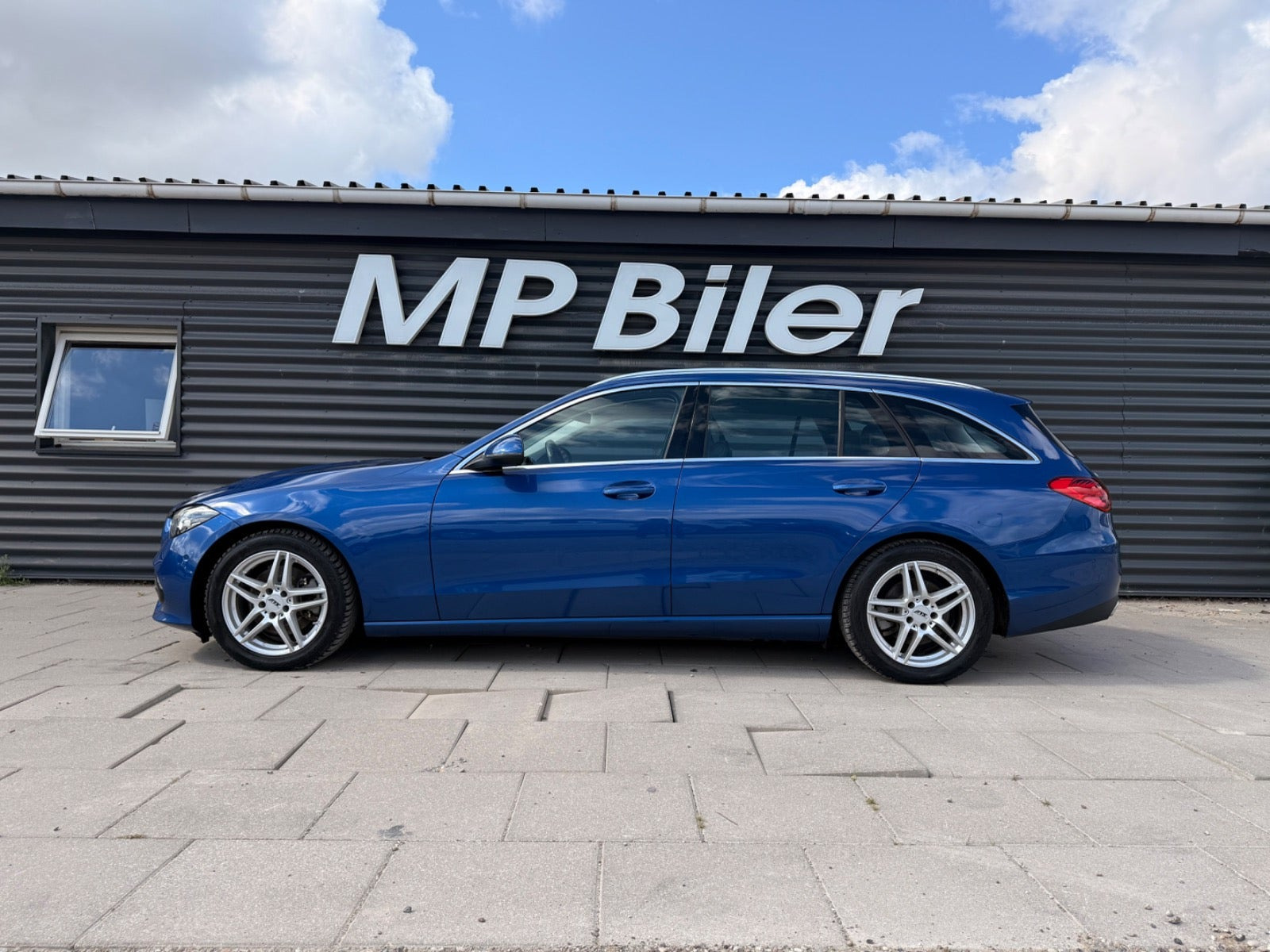 Blå Mercedes C220 d fra 2022