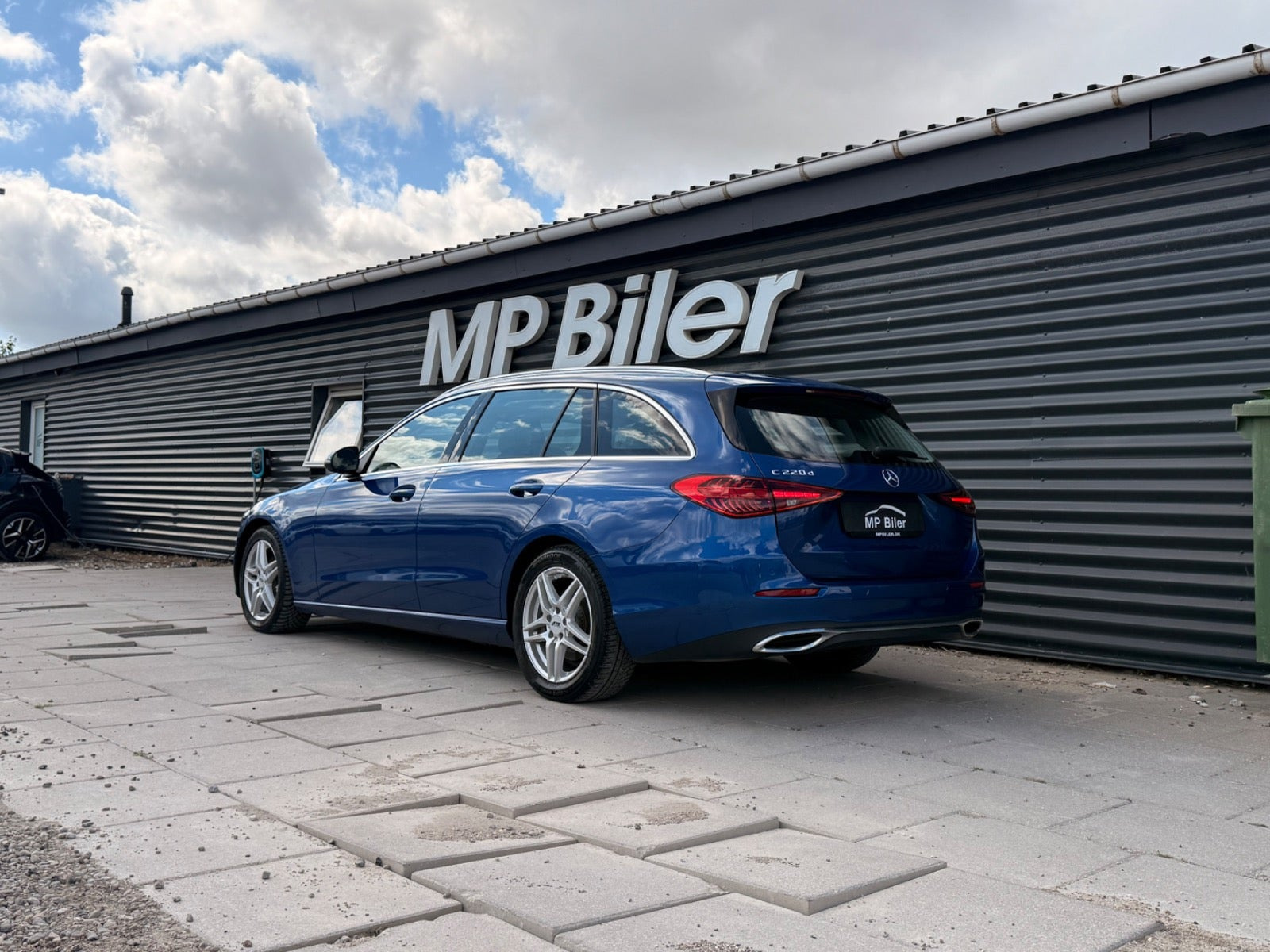 Blå Mercedes C220 d fra 2022