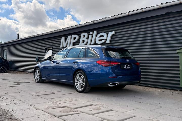 Blå Mercedes C220 d fra 2022