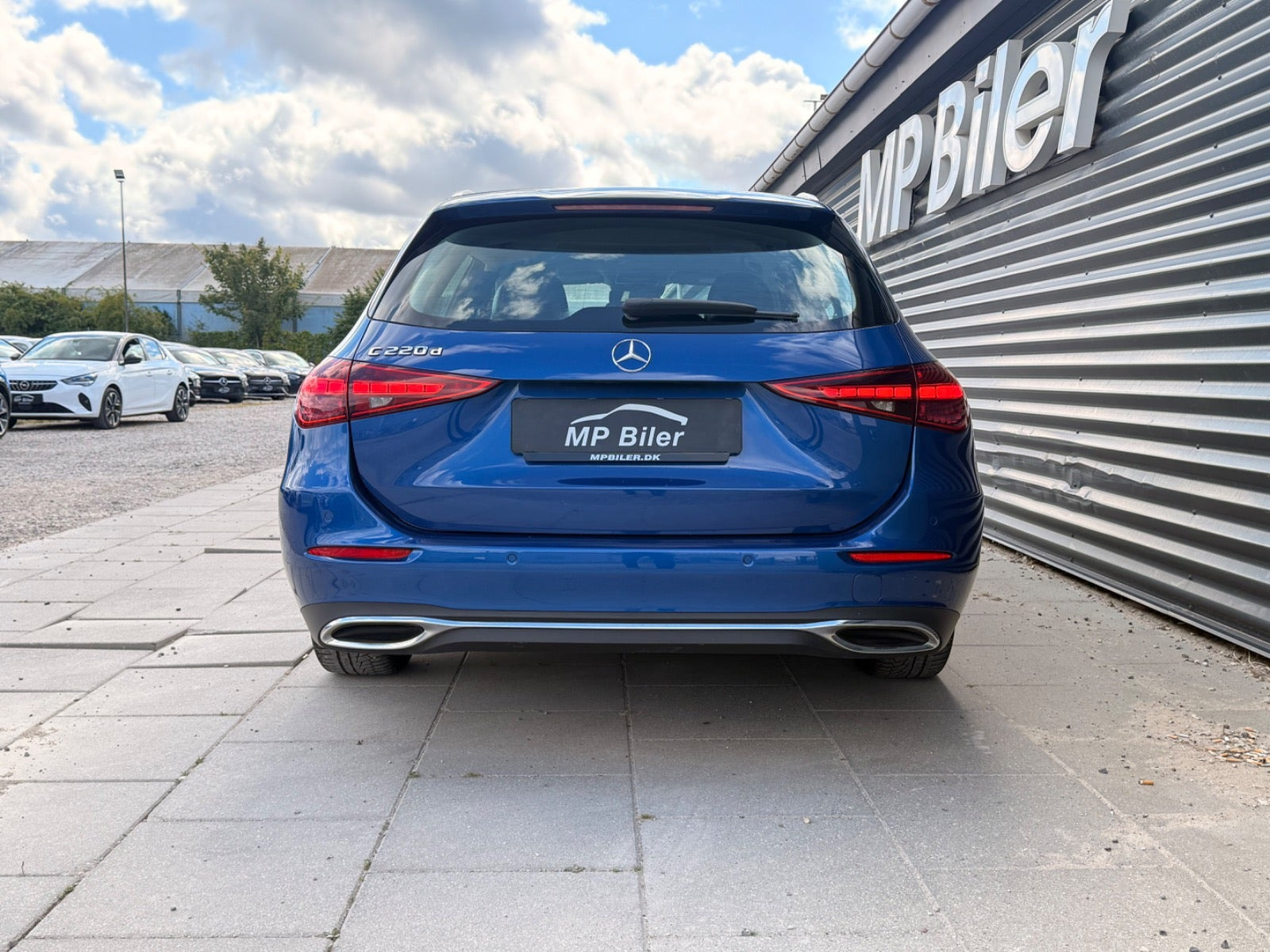 Blå Mercedes C220 d fra 2022