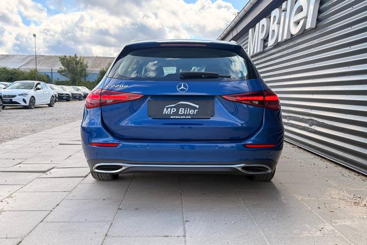 Blå Mercedes C220 d fra 2022