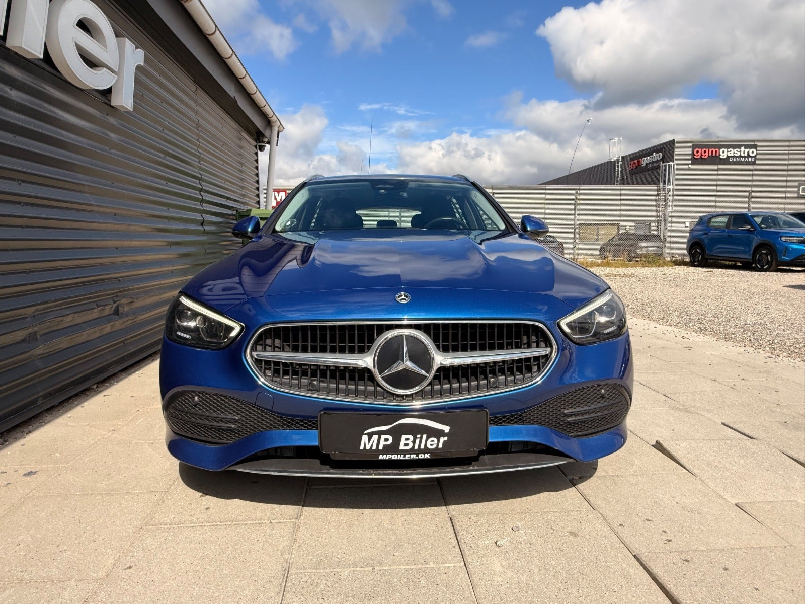 Blå Mercedes C220 d fra 2022