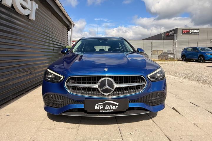 Blå Mercedes C220 d fra 2022
