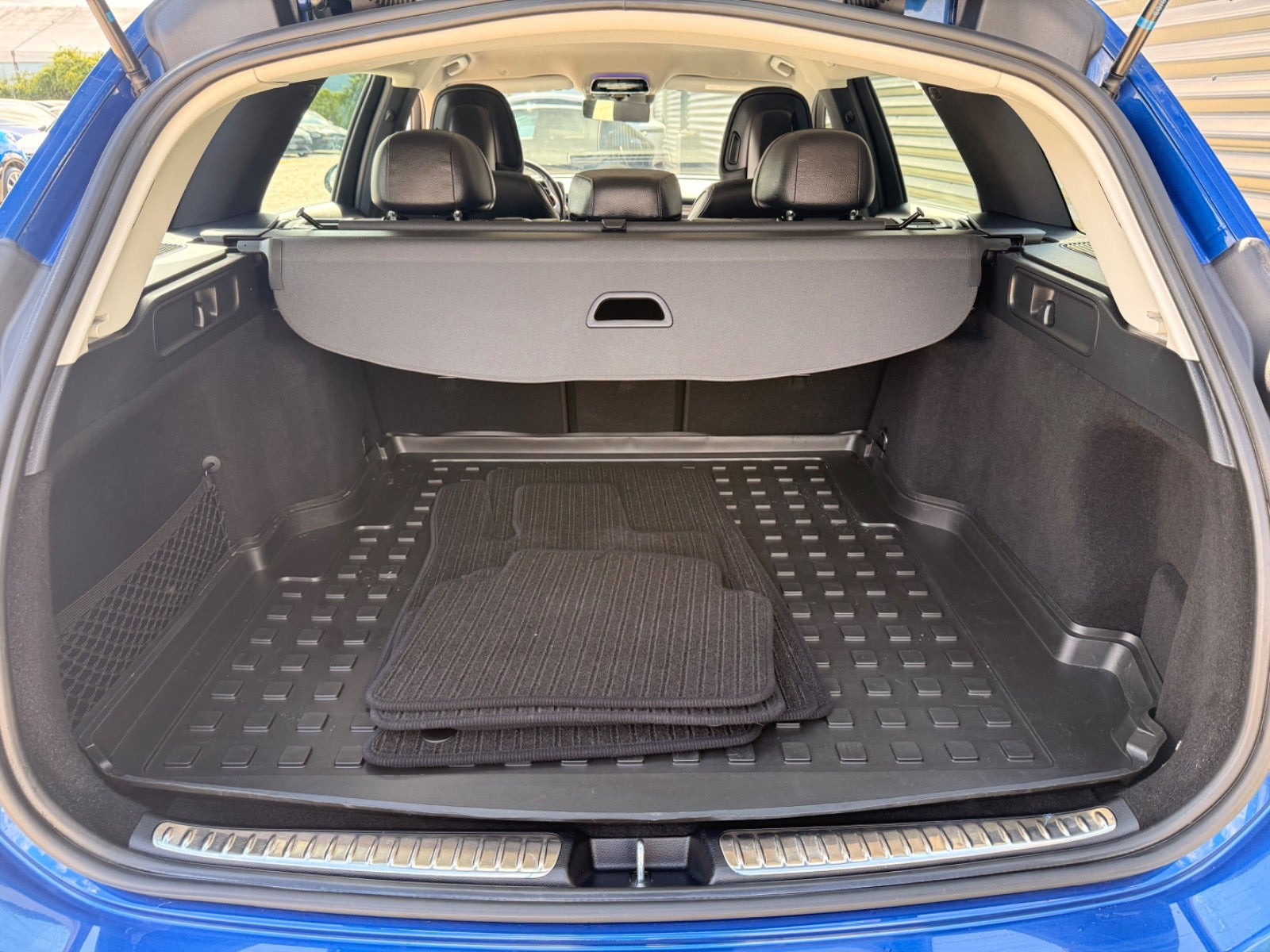 Blå Mercedes C220 d fra 2022