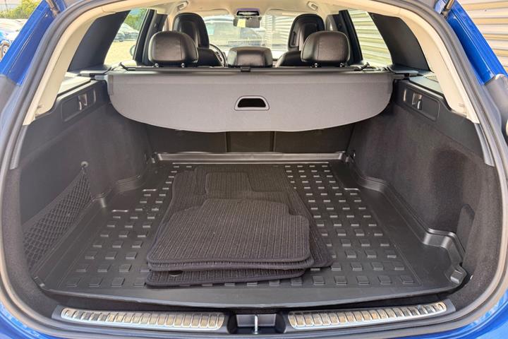 Blå Mercedes C220 d fra 2022