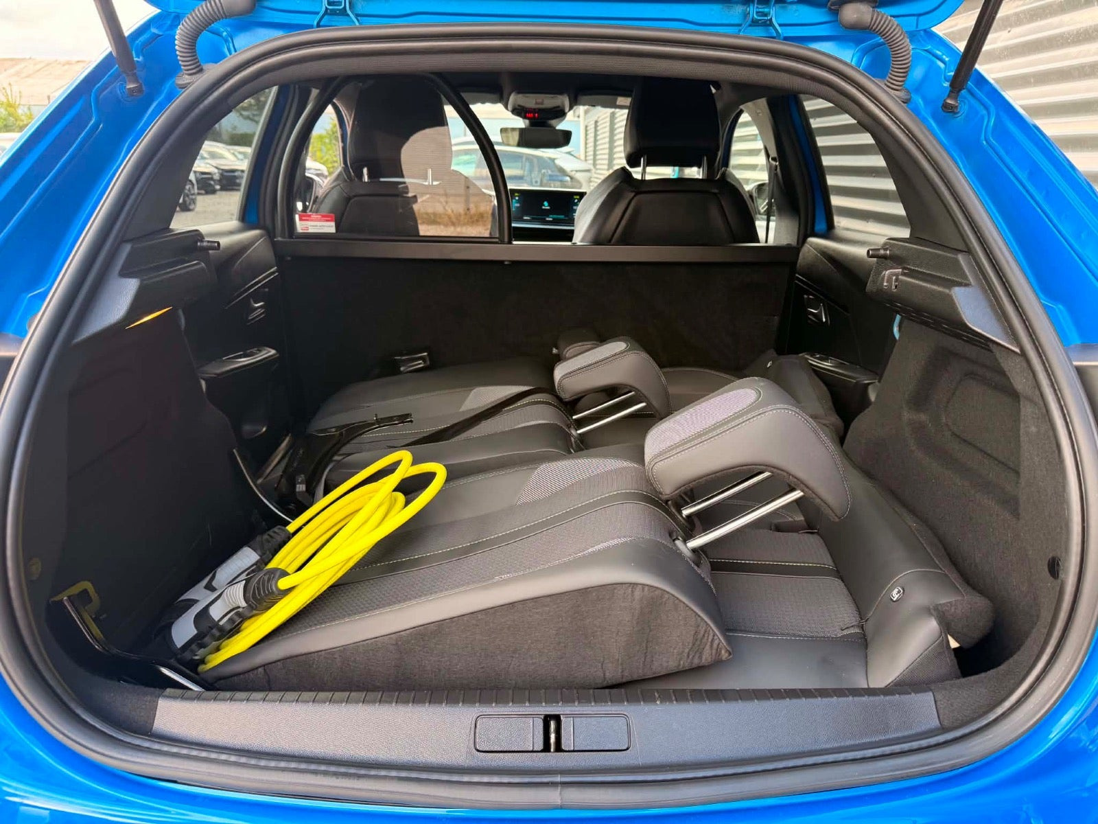 Grøn Peugeot e-208 fra 2022